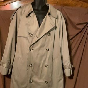 London Fog Men’s 42 short Trench Coat Excellent condition w/ original belt waist
